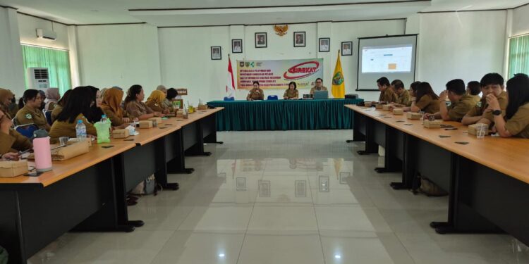 Peserta mengikuti peluncuran dan sosialisasi Aplikasi Sistem Informasi Realisasi Keuangan Akuntabel dan Terpadu (SIREKAT) di Aula Dinas Kesehatan Kabupaten Barito Timur, Senin (24/11/2025).
