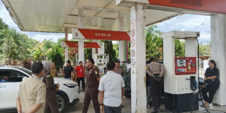 Tim terpadu ketika melakukan sidak ke SPBU di Longkang Kecamatan Dusun Timur, Selasa (25/11/2025).