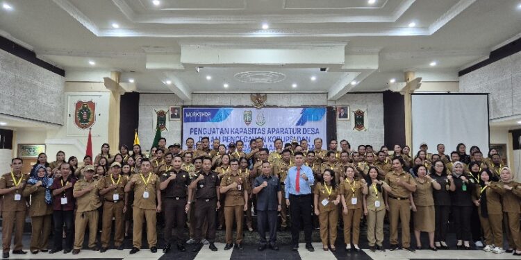 Jajaran Kejari Barito Timur, berpose bersama peserta aparatur desa disela workshop, Selasa (24/11/2025). (FOTO: INTEL KEJARI BARITO TIMUR)
