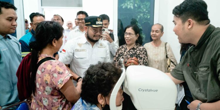 Wakil Bupati Barito Timur, Adi Mula Nakalelu, meninjau pelaksanaan Operasi Katarak Gratis di Puskesmas Pasar Panas, Rabu (26/11/2025). (FOTO: IST)