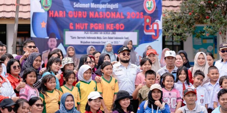 Wabup Adi Mula Nakalelu, berpose bersama para guru ketika menghadiri peringatan HGN dan HUT ke-80 PGRI Kecamatan Benua Lima, Rabu (26/11/2025). (IST)