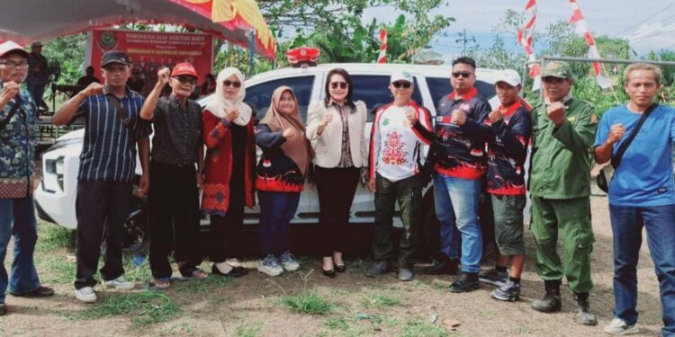 Ketua Komisi I DPRD Kapuas, Sera Sintanola, menyerahkan secara simbolis satu unit mobil ambulans kepada Pemerintah Desa Menteng Karya, Kecamatan Dadahup. (FOTO: DOK.HUMAS)