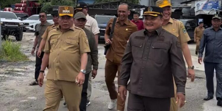 Ketua DPRD Kapuas, Ardiansah, bersama Bupati Kapuas HM. Wiyatno, dalam kunjungan kerja program pembangunan Tahun Anggaran 2025, belum lama ini. (FOTO: DOK.HUMAS)