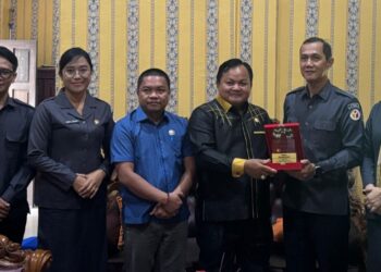 Ketua DPRD Kapuas Ardiansah, bersama Wakil Ketua II Berinto, menerima audiensi dari KPU dan Bawaslu Kapuas di ruang kerjanya. (FOTO: DOK.DPRD)