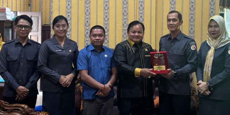 Ketua DPRD Kapuas Ardiansah, bersama Wakil Ketua II Berinto, menerima audiensi dari KPU dan Bawaslu Kapuas di ruang kerjanya. (FOTO: DOK.DPRD)