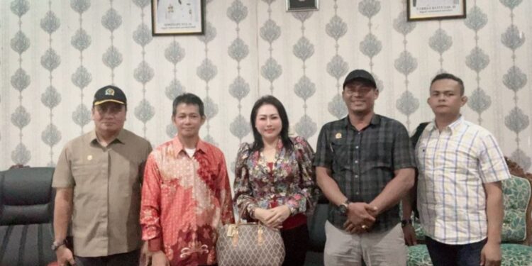 Ketua Komisi I DPRD Kapuas, Sera Sintanola, memimpin kunjungan kerja ke DPRD Katingan dalam rangka konsultasi penyusunan dan perubahan KUA-PPAS Tahun Anggaran 2026. (FOTO: DOK. DPRD KAPUAS)
