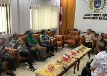 Ketua Komisi III DPRD Kapuas Yunaningsih, S.E. bersama anggota melakukan kunjungan konsultasi ke DPRD Kabupaten Banjar terkait mekanisme pembahasan KUA-PPAS Tahun Anggaran 2026, di Martapura. (FOTO: DOK.HUMAS)