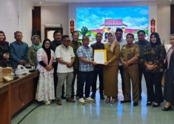 Wakil Ketua II DPRD Kabupaten Kapuas Berinto, bersama sejumlah anggota dewan menyerahkan dokumen aspirasi masyarakat Kabupaten Kapuas, pada Selasa (16/9/2025). (FOTO: HUMAS DPRD KAPUAS)