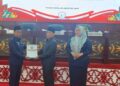 Ketua DPRD Murung Raya, Rumiadi, menerima persetujuan KUPA-PPAS 2025 didampingi Wakil Ketua I Dina Maulidah, di Gedung DPRD Murung Raya, Senin (25/8/2025).