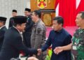 Ketua DPRD Murung Raya, Rumiadi, menghadiri penyerahan tanda kehormatan Satyalancana Karya Satya bagi 284 ASN di lingkungan Pemkab Murung Raya, Kamis (14/8/2025).