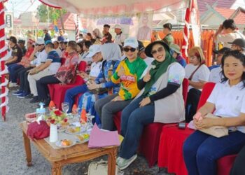 Wakil Ketua I DPRD Murung Raya, Dina Maulidah, saat menghadiri Festival Budaya Murung Raya 2025 di depan Stadion Mini Puruk Cahu, Selasa (29/7/2025).
