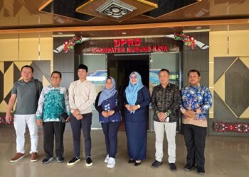 Wakil Ketua I DPRD Murung Raya, Dina Maulidah, bersama unsur pimpinan DPRD Kobar dan Seruyan saat kegiatan kunjungan kerja di Sekretariat DPRD Murung Raya, Kamis (31/7/2025).
