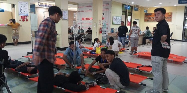 Tenaga kesehatan RS Betang Pambelum tengah memberikan perawatan kepada peserta Pesparani Katolik I Kalteng yang diduga mengalami keracunan massal setelah mengonsumsi nasi kotak dari panitia, Minggu (23/11/2025). (FOTO: IST)