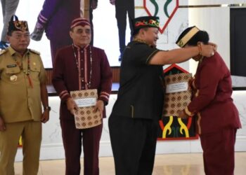 Ketua DPRD Kabupaten Kapuas, Ardiansah, secara simbolis memberikan kalung adat kepada Damang Kepala Adat Kecamatan Kapuas Hilir, Senin (4/8/2025). (FOTO: IST)