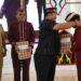 Ketua DPRD Kabupaten Kapuas, Ardiansah, secara simbolis memberikan kalung adat kepada Damang Kepala Adat Kecamatan Kapuas Hilir, Senin (4/8/2025). (FOTO: IST)