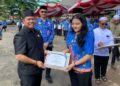 Wakil Ketua I DPRD Kapuas, Yohanes, menyerahkan penghargaan kepada Alexandria Jovanka Densi, Juara I Menyanyikan Mazmur Kategori Orang Muda Katolik, Senin (1/12/2025). (FOTO: IST)