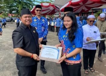 Wakil Ketua I DPRD Kapuas, Yohanes, menyerahkan penghargaan kepada Alexandria Jovanka Densi, Juara I Menyanyikan Mazmur Kategori Orang Muda Katolik, Senin (1/12/2025). (FOTO: IST)