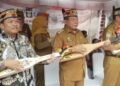 Wakil Ketua II DPRD Kabupaten Kapuas, Berinto, bersama Bupati Kapuas Muhammad Wiyatno saat menghadiri kegiatan pemecahan rekor MURI bermain kecapi dan bersenandung karungut di Betang Manggantang Utus, Sei Pasah, Kecamatan Kapuas Hilir.
