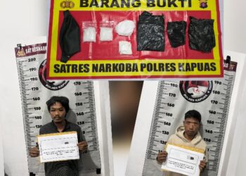 Dua pemuda berinisial AN (25) dan EP (25) yang diamankan beserta barang bukti.