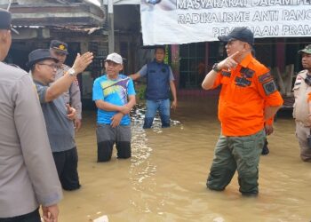 Bupati Barito Timur M. Yamin, didampingi jajaran BPBD Damkar, dan unsur Forkopimcam, berdialog dengan warga terdampak banjir saat meninjau lokasi banjir di Kelurahan Ampah Kota, Kecamatan Dusun Tengah, Minggu (28/12/2025).