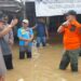 Bupati Barito Timur M. Yamin, didampingi jajaran BPBD Damkar, dan unsur Forkopimcam, berdialog dengan warga terdampak banjir saat meninjau lokasi banjir di Kelurahan Ampah Kota, Kecamatan Dusun Tengah, Minggu (28/12/2025).