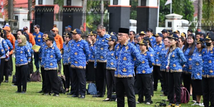 Jajaran ASN mengikuti Upacara HUT ke-54 KORPRI, HUT ke-80 PGRI, dan HKN ke-61 di Halaman Kantor Bupati Bartim, Senin (1/12/2025).