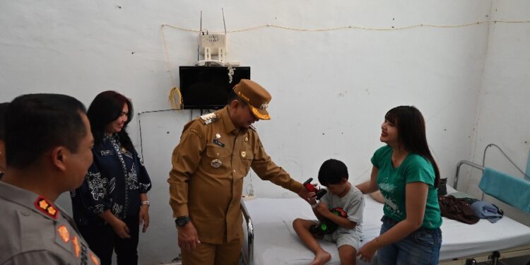 Bupati Barito Timur M. Yamin didampingi Direktur RSUD Tamiang Layang, dr. Vinny Safari, beserta Forkopimda meninjau pelaksanaan bakti sosial operasi bibir sumbing dan langit-langit di RSUD Tamiang Layang, Kamis (18/12/2025).