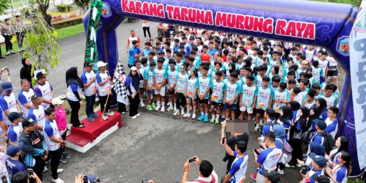 Bupati Murung Raya Heriyus, bersama Wakil Bupati Rahmanto Muhidin, melepas peserta Fun Run Murung Raya Hebat Season 1 di Alun-Alun Jorih Jerah, Puruk Cahu.
