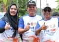Wakil Ketua I DPRD, Dina Maulidah, bersama Bupati Heriyus dan Wakil Bupati Rahmanto Muhidin, menghadiri Fun Run Murung Raya Hebat, Minggu (30/11/2025).