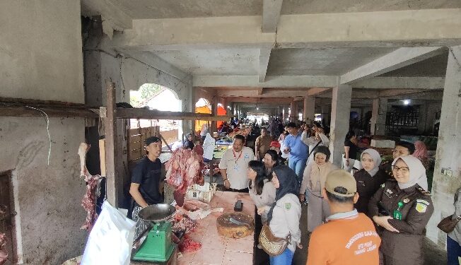 Tim gabungan pemerintah daerah dan instansi vertikal ketika melakukan pemantauan harga bahan pokok di Pasar Toemenggoeng Djaya Karti Tamiang Layang, Selasa (2/12/2025).