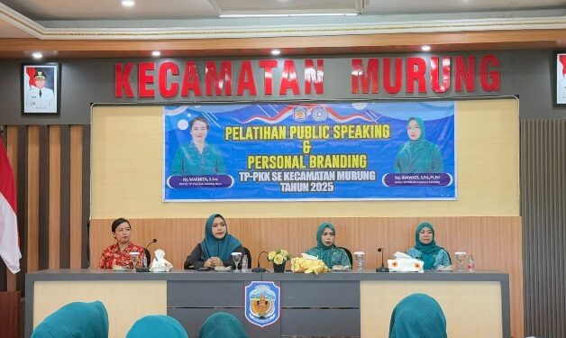 Waket I DPRD Murung Raya, Dina Maulidah, saat memberikan materi Public Speaking dan Personal Branding kepada kader PKK se-Kecamatan Murung di Aula Kantor Kecamatan Murung, Jumat (5/12/2025).