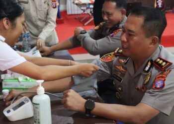 Kapolres Bartim AKBP Eddy Santoso, mengikuti langsung donor darah yang diselenggarakan.