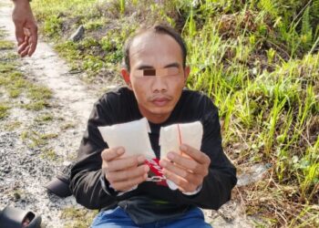 Tersangka M (38) dengan barang bukti diduga sabu yang berhasil diamankan jajaran Satresnarkoba Polres Kapuas.