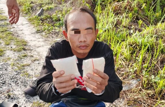 Tersangka M (38) dengan barang bukti diduga sabu yang berhasil diamankan jajaran Satresnarkoba Polres Kapuas.