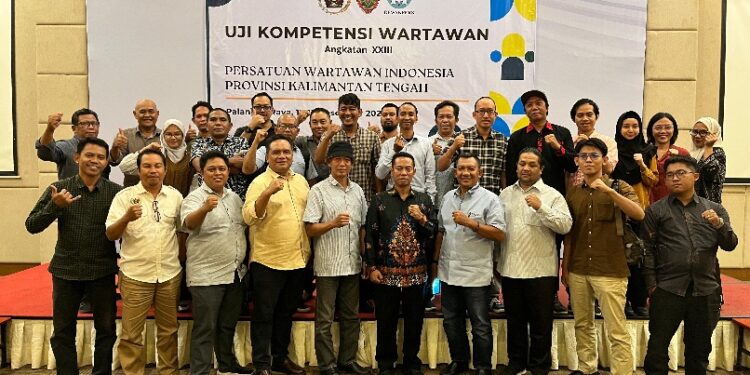 Ketua PWI Kalimantan Tengah M. Zainal, beserta peserta dan penguji usai penutupan Uji Kompetensi Wartawan (UKW) Angkatan XXIII PWI Kalteng di Palangka Raya, Sabtu (13/12/2025). (IST)