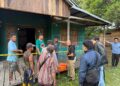 Petugas kepolisian saat melakukan penanganan awal dan olah TKP di rumah korban HN (51) di Desa Bamban, Kecamatan Benua Lima, Kabupaten Barito Timur, Sabtu (13/12/2025). (IST)