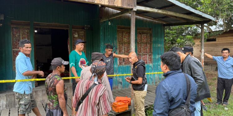 Petugas kepolisian saat melakukan penanganan awal dan olah TKP di rumah korban HN (51) di Desa Bamban, Kecamatan Benua Lima, Kabupaten Barito Timur, Sabtu (13/12/2025). (IST)