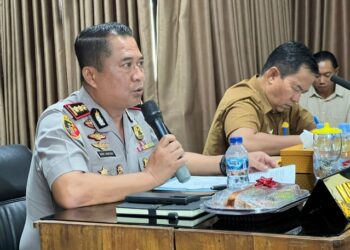 Kapolres Barito Timur AKBP Eddy Santoso, S.I.K., M.H., saat memimpin Rapat Koordinasi Lintas Sektoral Operasi Lilin Telabang Tahun Anggaran 2025 di D’Lounge Polres Barito Timur, Selasa (16/12/2025).