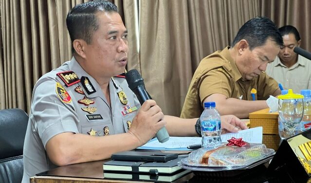 Kapolres Barito Timur AKBP Eddy Santoso, S.I.K., M.H., saat memimpin Rapat Koordinasi Lintas Sektoral Operasi Lilin Telabang Tahun Anggaran 2025 di D’Lounge Polres Barito Timur, Selasa (16/12/2025).