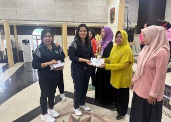 Ketua GOW Kabupaten Barito Timur, Ny. Rada Karuniani Adi Mula Nakalelu, saat menyerahkan hadiah Lomba Kreativitas Peringatan Hari Ibu ke-97 Tahun 2025 di GPU Mantawara Tamiang Layang, Selasa (16/12/2025).
