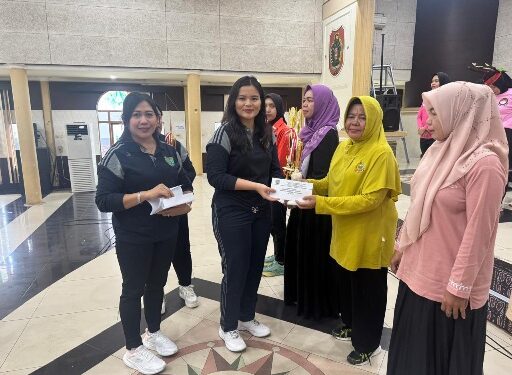 Ketua GOW Kabupaten Barito Timur, Ny. Rada Karuniani Adi Mula Nakalelu, saat menyerahkan hadiah Lomba Kreativitas Peringatan Hari Ibu ke-97 Tahun 2025 di GPU Mantawara Tamiang Layang, Selasa (16/12/2025).