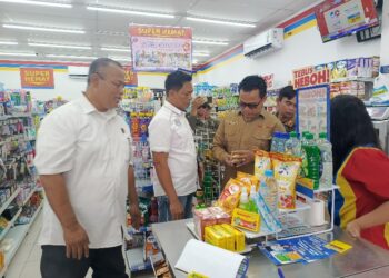 Tim gabungan Pemkab Barito Timur saat melakukan pengecekan barang ritel modern di wilayah Tamiang Layang, Rabu (17/12/2025).