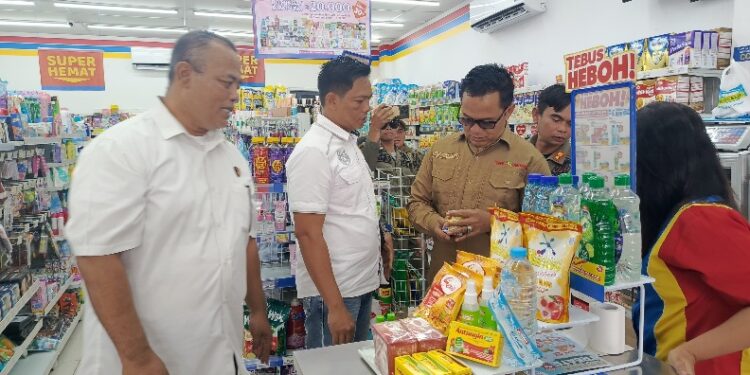 Tim gabungan Pemkab Barito Timur saat melakukan pengecekan barang ritel modern di wilayah Tamiang Layang, Rabu (17/12/2025).