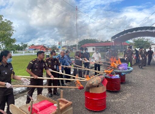 Kepala Kejaksaan Negeri Barito Timur Rahmad Isnaini, S.H., M.H., bersama jajaran memusnahkan barang bukti perkara tindak pidana umum yang telah berkekuatan hukum tetap di halaman Kantor Kejari Barito Timur, Rabu (17/12/2025). (FOTO: Intel Kejari Bartim)