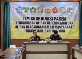 Kepala Kejaksaan Negeri Barito Timur Rahmad Isnaini, S.H., M.H., didampingi Kepala Seksi Intelijen Sodiq Suksamana Hadi, S.H., memimpin Rapat Koordinasi Tim Pakem di Aula Kejaksaan Negeri Barito Timur, Rabu (17/12/2025). (FOTO: INTEL KEJARI BARTIM)