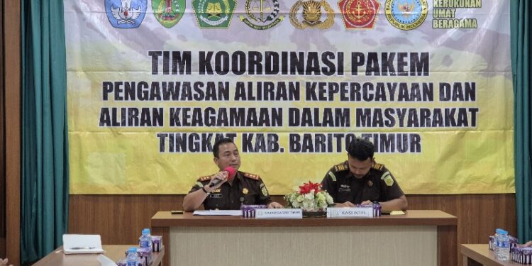 Kepala Kejaksaan Negeri Barito Timur Rahmad Isnaini, S.H., M.H., didampingi Kepala Seksi Intelijen Sodiq Suksamana Hadi, S.H., memimpin Rapat Koordinasi Tim Pakem di Aula Kejaksaan Negeri Barito Timur, Rabu (17/12/2025). (FOTO: INTEL KEJARI BARTIM)