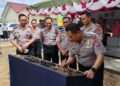 Kapolres Barito Timur AKBP Eddy Santoso saat meresmikan rumah dinas Polsek Dusun Timur dengan penandatanganan prasasti dan pemotongan pita, Kamis (18/12/2025).