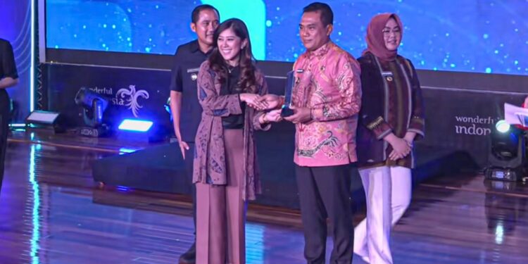 Wakil Wali Kota Palangka Raya, Achmad Zaini, menerima penghargaan Layanan Darurat 112 terbaik nasional dari Menteri Komunikasi dan Digital RI, Meutya Hafid, pada ajang Digi Wave 2025 di Jakarta. (FOTO: DISKOMINFO PALANGKA RAYA)