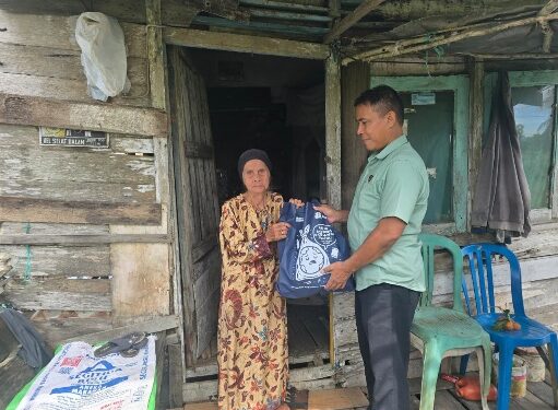 Personel Satresnarkoba Polres Kapuas menyerahkan bantuan sembako kepada warga kurang mampu di Kecamatan Selat, Kabupaten Kapuas, Sabtu (20/12/2025).
