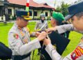 Kapolres Bartim AKBP Eddy Santoso, menyematkan pita tanda Operasi Liling Telabang 2025, Jumat (19/12/2025). (FOTO: HUMAS POLRES BARTIM)